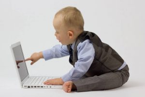 外国人の赤ちゃんとパソコン