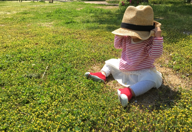 帽子を被った幼児