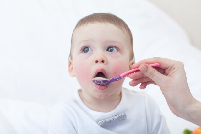 食事をする赤ちゃん